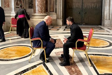 Zelenskyy asiste al funeral del Papa Francisco en Roma y mantiene una primera reunión con el Presidente Trump