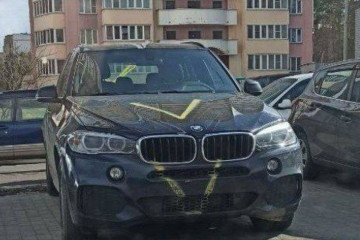 A civilian BMW X5 allegedly stolen by Russian forces from occupied Ukraine, marked with a military “V” in Belarus, April 2022. (Source: Motolko.help) A civilian BMW X5 allegedly stolen by Russian forces from occupied Ukraine, marked with a military “V” in Belarus, April 2022. (Source: Motolko.help)