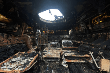 Vehículo militar ruso Tigr-M destruido en Járkov durante la guerra en Ucrania Interior de un vehículo blindado ruso Tigr-M destruido en una carretera en Járkov durante combates en Ucrania