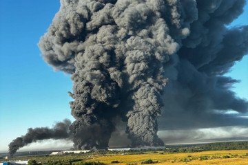 A massive plume of smoke rises above the Wildberries logistics center in Elektrostal, Moscow region, following a reported Ukrainian drone strike on July 18, 2026. (Source: Exilenova+) A massive plume of smoke rises above the Wildberries logistics center in Elektrostal, Moscow region, following a reported Ukrainian drone strike on July 18, 2026. (Source: Exilenova+)