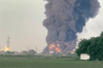 A large plume of smoke rises above the Russian Navy’s ammunition arsenal near Bolshaya Izhora following a Ukrainian drone strike. (Source: Russian media)