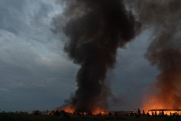 Smoke rising from a warehouse destroyed during massive Russian ballistic missile and drone strikes on the outskirts of Kyiv early on August 5, 2026. Illustrative photo. (Source: Getty Images) Smoke rising from a warehouse destroyed during massive Russian ballistic missile and drone strikes on the outskirts of Kyiv early on August 5, 2026. Illustrative photo. (Source: Getty Images)
