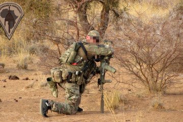Russia-backed African Corps fighter on patrol in a desert area of Mali. (Source: Clash Report)