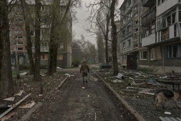 A soldier walks through the city on April 8, 2025, in Pokrovsk, Ukraine. (Source: Getty Images)