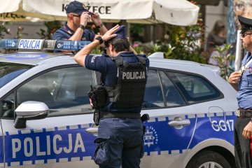Unknown Attacker Strikes Ukrainian Woman With Wooden Stick in Poland Polish police officer. (Source: Getty Images)