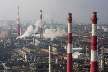 Vapour escapes from processing complex during operations at the Bashneft-Ufaneftekhim oil refinery, operated by Bashneft PAO, in Ufa, Russia. (Source: Getty Images)