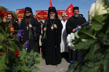 Russian Orthodox priests in a delegation from the Russian Embassy pays tribute at the Soviet War Memorial in Treptower Park in Berlin, Germany. (Source: Getty Images)