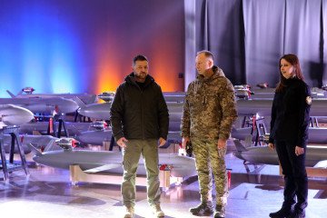 President of Ukraine Volodymyr Zelenskyy, Commander-in-Chief of the Armed Forces of Ukraine Oleksandr Syrskyi, attend the handover of the first batch of long-range Peklo rocket drones to the Armed Forces, Kyiv, December 6, 2024. (Source: Getty Images)