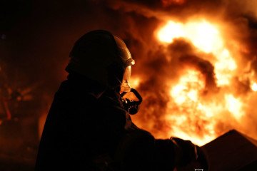 A Ukrainian rescuer at the site of the Russian airstrike in the Dnipropetrovsk region, May 5, 2026. (Source: SES)
