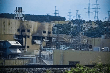 An exterior view of the Balaklava Thermal Power Plant in occupied Sevastopol shows scorch and burn marks on the building’s facade, with high-voltage electricity pylons standing in the background. (Source: SSO) An exterior view of the Balaklava Thermal Power Plant in occupied Sevastopol shows scorch and burn marks on the building’s facade, with high-voltage electricity pylons standing in the background. (Source: SSO)