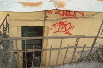 Entrance to a Russian basement bomb shelter, St. Petersburg. (Source: Wikimedia)