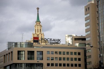 Russian Banks Shut Record Number of Branches Since 2017 A sign on the roof of a Rosbank PJSC building. (Source: Getty Images)