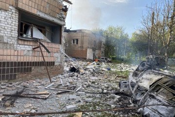 Russian Forces Launch Air Strike on Kramatorsk, Leaving Three Civilians Injured and Buildings Destroyed