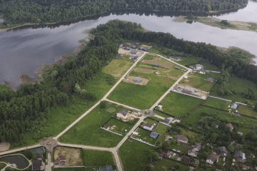 Russia’s Dream Village for Anti-Woke Americans Draws Only Two Families, Sends a Father to Warzone