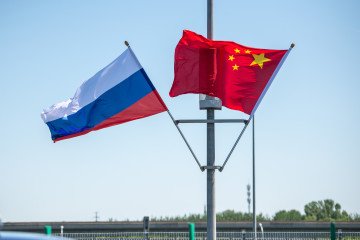 The national flags of Russia and China. (Source: Getty Images)