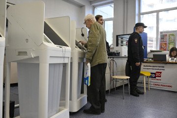 A man votes with an electronic voting system in Russia's parliamentary election at a polling station in Moscow on September 20, 2026. A man votes with an electronic voting system in Russia's parliamentary election at a polling station in Moscow on September 20, 2026.