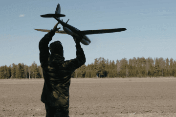 Ucrania entrena a la OTAN en la guerra de drones en Suecia Un operador de drones ucraniano con uniforme de combate instruye a personal militar de la OTAN durante el ejercicio Aurora 26 en Suecia.