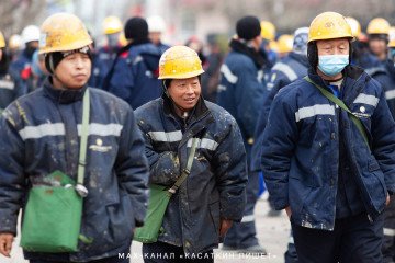 Chinese construction workers in protective gear gather near an industrial site in Komsomolsk-on-Amur. (Source: Kasatkin Writes)