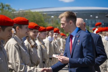Vladislav Golovin, Head of Yunarmiya’s General Staff, meets with Yunarmiya members in Ukraine’s occupied Donetsk region. (Source: DNR Online)