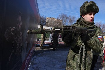 A Russian soldier handles an assault rifle at a Defender of the Fatherland Day event in Krasnogorsk, February 22, 2025. Illustrative photo. (Source: Getty Images)