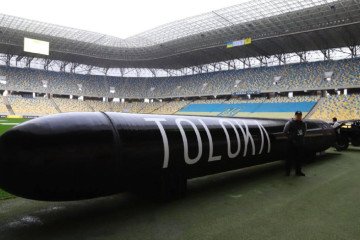 El enorme dron submarino ucraniano TOLOKA se presenta en Brave1 Defense Tech Valley 2025 en Lviv municiones