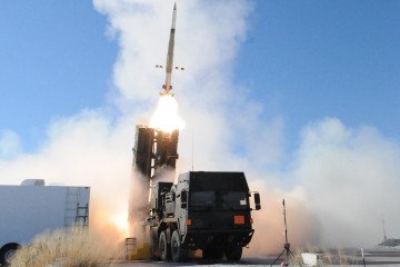 A Patriot PAC-3 MSE missile starts from an MEADS launcher, 2013.