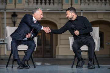 US special envoy Steve Witkoff shakes hands with Ukrainian President Volodymyr Zelenskyy after a joint press conference in Kyiv on September 6, 2026. (Source: Getty Images) US special envoy Steve Witkoff shakes hands with Ukrainian President Volodymyr Zelenskyy after a joint press conference in Kyiv on September 6, 2026. (Source: Getty Images)