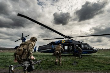 A UH-60 Black Hawk helicopter used by Ukraine's Defense Intelligence (HUR) during a training exercise in Ukraine, April 2023. (Source: Getty Images) A UH-60 Black Hawk helicopter used by Ukraine's Defense Intelligence (HUR) during a training exercise in Ukraine, April 2023. (Source: Getty Images)