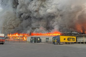 A fire engulfs a warehouse storing thousands of books in Sviatopetrivske, Kyiv region, following a Russian attack. (Source: Readeat)