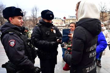 Russia Faces Major Police Shortage as Vacancies Reach Up to 40% in Key Units Police officers check documents of relatives of Russian soldiers, taking part in the so-called "special military operation" in Ukraine, as they gather to lay flowers at the Tomb of the Unknown Soldier in Moscow (Source: Getty Images)