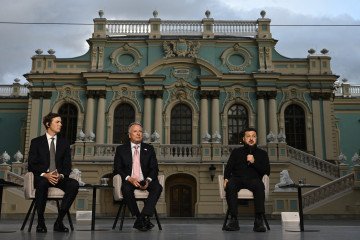 US Envoys Discuss Potential Winter Pause on Energy Strikes Between Ukraine and Russia US Special Envoys Jared Kushner and Steve Witkoff with Ukraine's President Volodymyr Zelenskyy attend a joint press conference following their talks in Kyiv on September 6, 2026. (Source: Getty Images)
