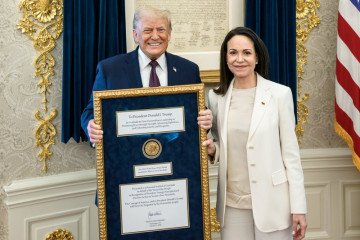 US President Donald Trump poses with Venezuelan opposition leader María Corina Machado at the White House as he holds a framed tribute presented by Machado, January 15, 2026. (Photo: White House)