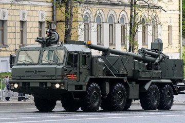 Las fuerzas ucranianas eliminan un raro obús ruso 2S43 Malva oculto en un bosque, Vídeo