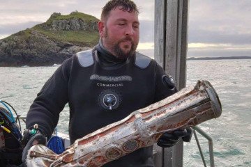 Tim Smith-Gosling with the device in the Skomer Marine Conservation Zone. (Source: Banbury Sub Aqua Club/Facebook)