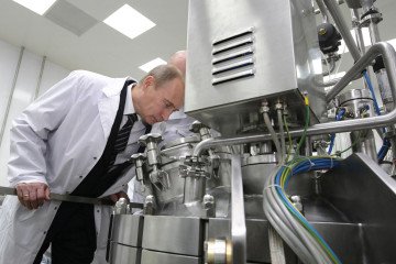Vladimir Putin examines equipment during a visit to the Binnofarm pharmaceutical facility in Zelenograd, Russia. Illustrative photo. (Source: Getty Images)