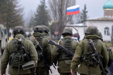 Russian soldiers patrol near a Ukrainian military base in Perevalnoye, outside Simferopol, Crimea, March 20, 2014. Illustrative photo. (Source: Getty Images)