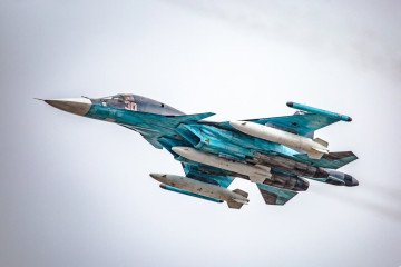 Russian Su-34 fighter-bomber with three PTB-3000 external fuel tanks, 2022. (Source: SCIMlTAR/Reddit)