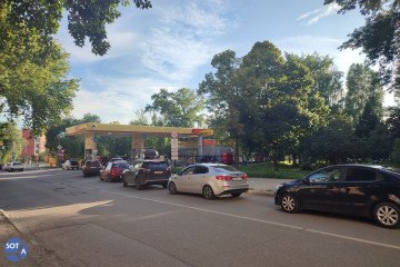 Cars queue at a Rosneft gas station amid fuel shortages in Russia. (Source: SOTA) Cars queue at a Rosneft gas station amid fuel shortages in Russia. (Source: SOTA)