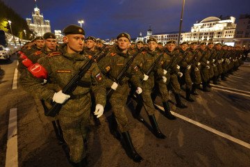Russian military officers and cadets hold assault rifles and march during rehearsals for the May 9 Red Square Military Parade on April 29, 2026 in Moscow, Russia. Illustrative photo. (Source: Getty Images)