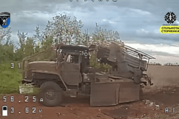 Lanzacohetes BM-21 Grad ruso detectado por drones de Ucrania antes de ser fulminado en el frente de Novopavlivka. Guerra en Ucrania hoy.