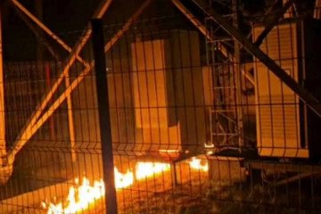 Flames spread at the base of a communications tower reportedly sabotaged by Atesh partisans in Russia’s Bryansk region. (Source: Atesh / Telegram)