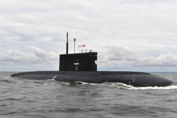 Russian sailors stand aboard the Kilo-class submarine Petropavlovsk-Kamchatsky during the Navy Day parade in St. Petersburg on July 25, 2021. Illustrative photo. (Source: Getty Images)