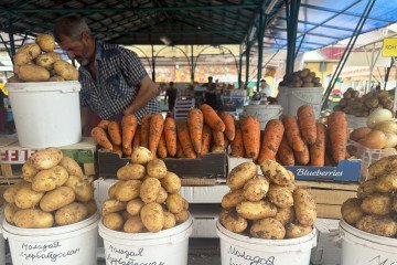 Russia Faces Looming Potato Deficit as Harvest Drops by 1 Million Tons A trader sells potatoes, carrots and onions. (Source: Getty Images)
