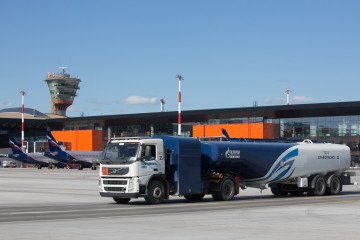 A Gazprom Neft PJSC refueling wagon sits outside the new Terminal B at Sheremetyevo International Airport OAO in Moscow, Russia, on Friday, June 1, 2018. Illustrative photo. (Soure: Getty Images)