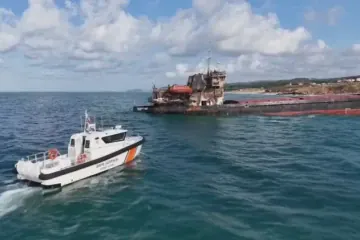 Turkish Coast Guard vessel approaches the grounded Russian cargo ship OMSKIY-107 off the coast of Istanbul’s Şile district. (Source: Turkish Demirören News Agency)
