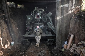 Un soldado de la 44.ª Brigada de Artillería Independiente posa para una fotografía con el obús autopropulsado "Bohdana" durante los preparativos para una misión de combate en la dirección de Zaporizhzhia, el 13 de septiembre de 2025. (Fuente: Getty Images