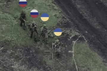 Militares de Ucrania trasladan a dos prisioneros de guerra rusos hacia sus posiciones defensivas