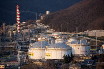 Oil storage tanks stand at the RN-Tuapsinsky refinery, operated by Rosneft Oil Co. in Tuapse, Russia. (Source: Getty Images)