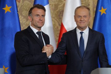 French President Emmanuel Macron (L) and Polish Prime Minister Donald Tusk shake hands at the end of a joint press conference at the Main Town Hall in Gdansk, Poland, on April 20, 2026. (Source: Getty Images)