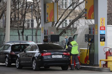 An attendant refuels a car at an OAO Rosneft gas station in Moscow, Russia, on March 31, 2014. Illustrative photo. (Source: Getty Images)